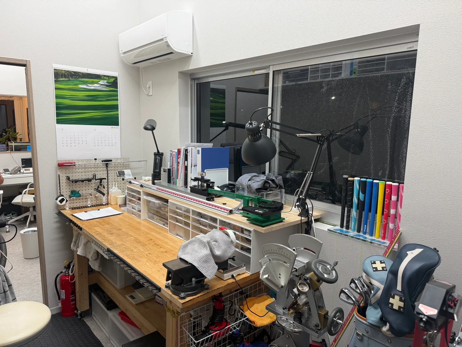 グリップや調整機器がそろったクラブ工房